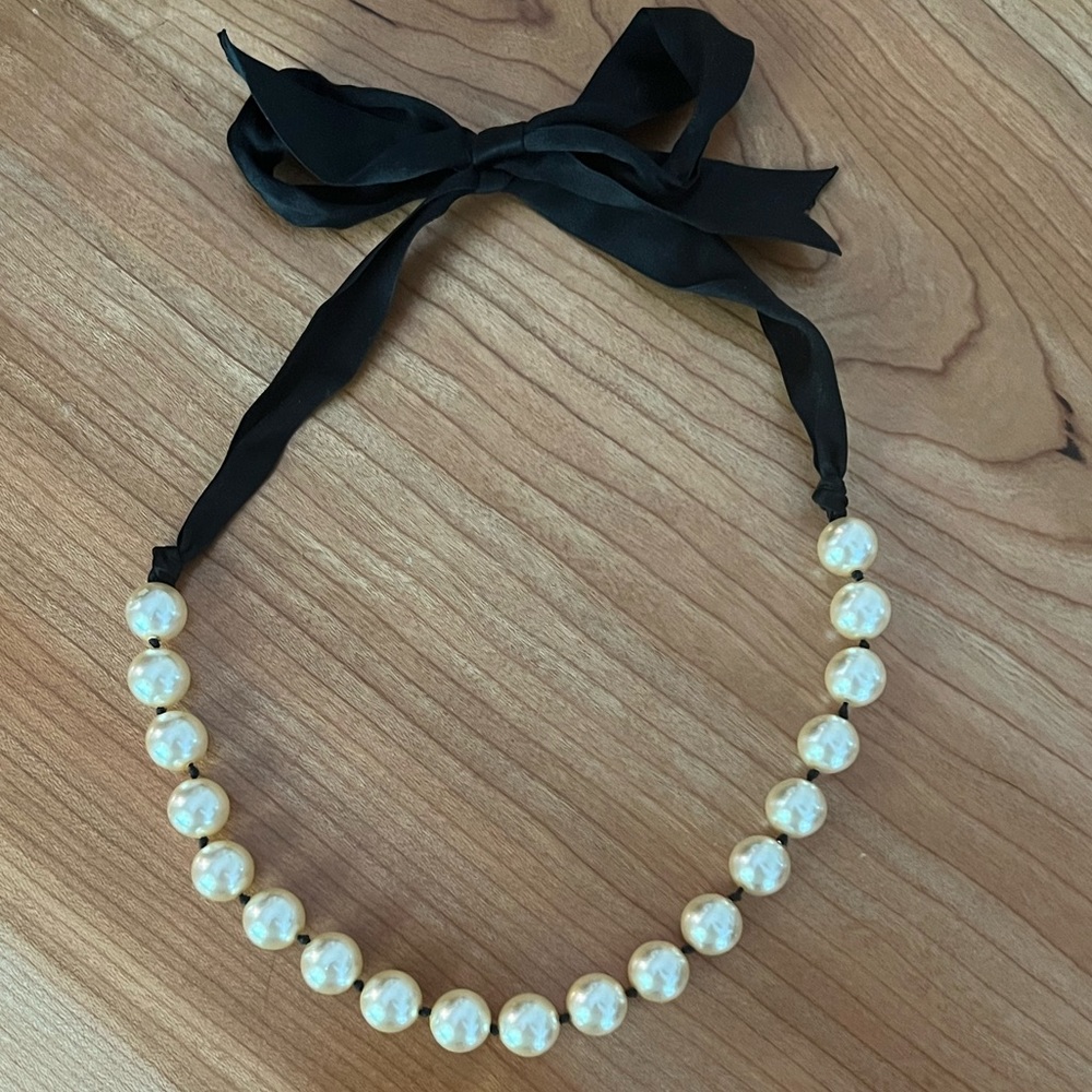 🎱 Pearl and Satin Ribbon Necklace